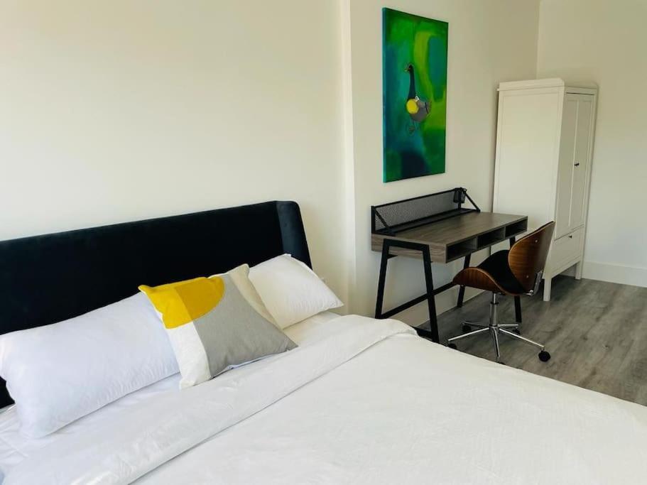 Апартаменты Stunning Huge Openplan 2Bed Flat Уокинг Экстерьер фото