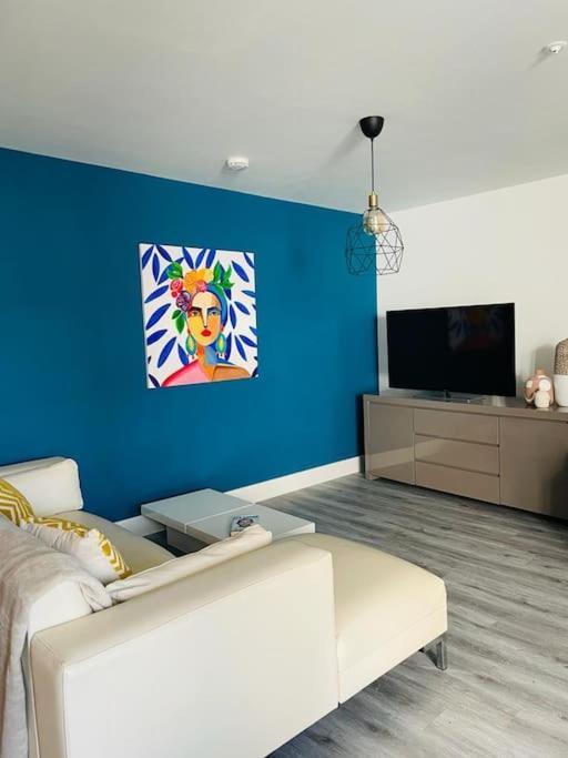 Апартаменты Stunning Huge Openplan 2Bed Flat Уокинг Экстерьер фото