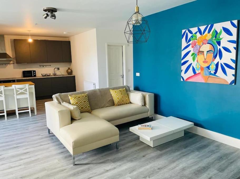 Апартаменты Stunning Huge Openplan 2Bed Flat Уокинг Экстерьер фото