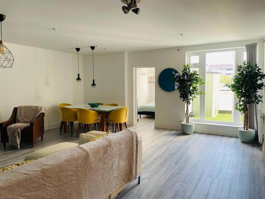 Апартаменты Stunning Huge Openplan 2Bed Flat Уокинг Экстерьер фото