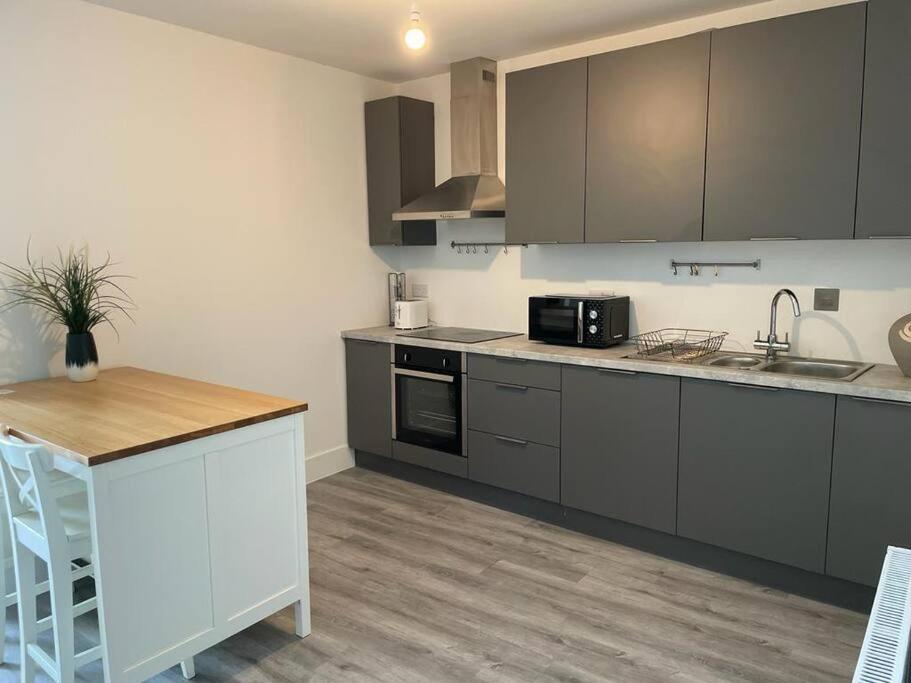 Апартаменты Stunning Huge Openplan 2Bed Flat Уокинг Экстерьер фото