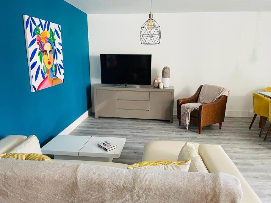 Апартаменты Stunning Huge Openplan 2Bed Flat Уокинг Экстерьер фото