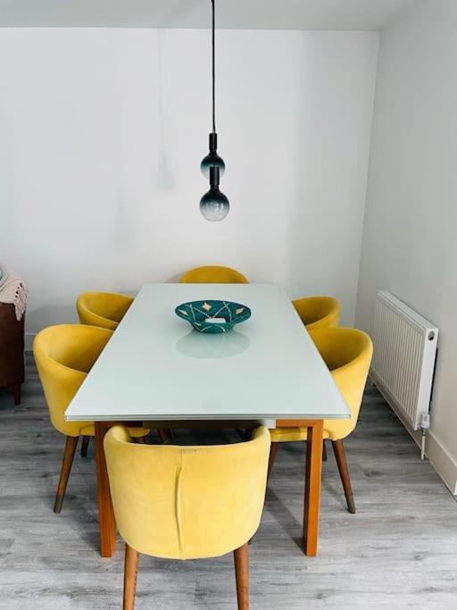 Апартаменты Stunning Huge Openplan 2Bed Flat Уокинг Экстерьер фото