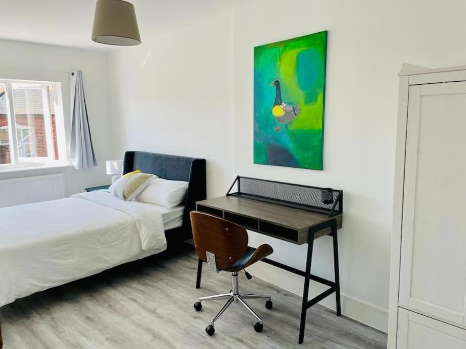 Апартаменты Stunning Huge Openplan 2Bed Flat Уокинг Экстерьер фото