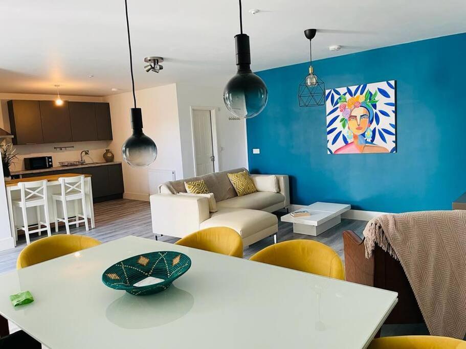 Апартаменты Stunning Huge Openplan 2Bed Flat Уокинг Экстерьер фото