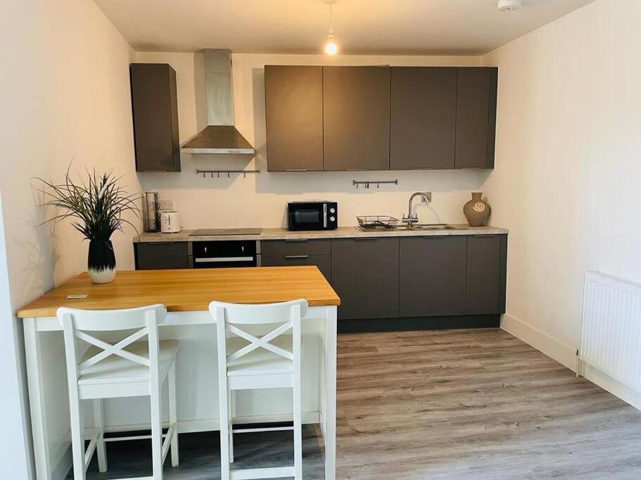 Апартаменты Stunning Huge Openplan 2Bed Flat Уокинг Экстерьер фото
