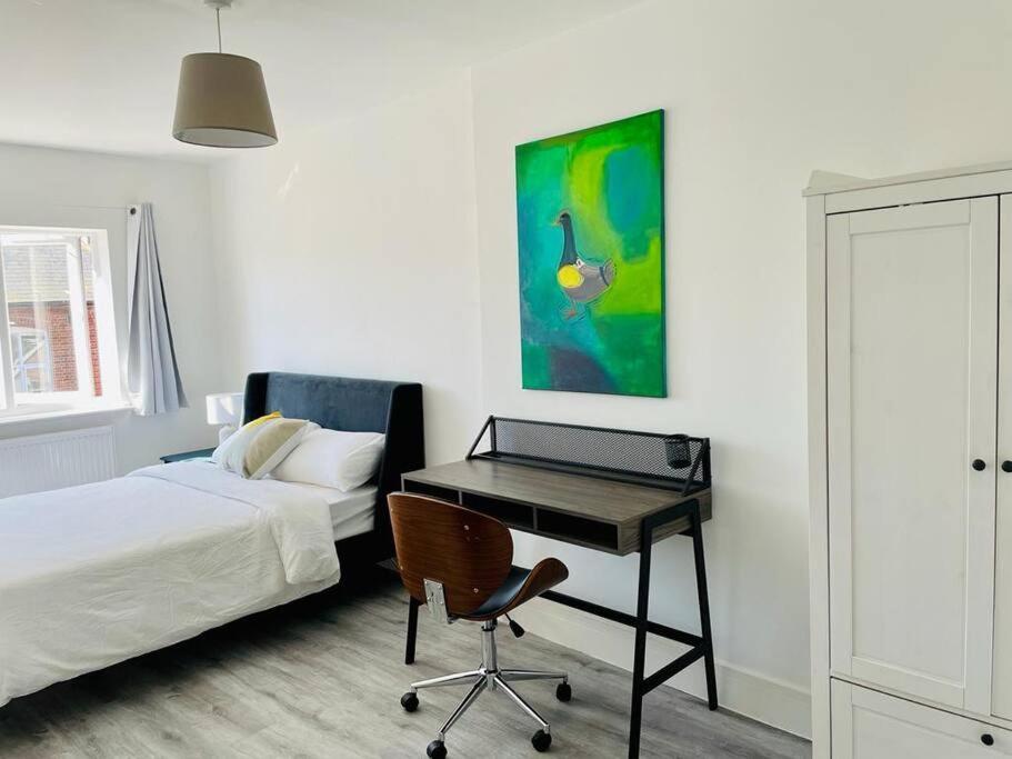 Апартаменты Stunning Huge Openplan 2Bed Flat Уокинг Экстерьер фото