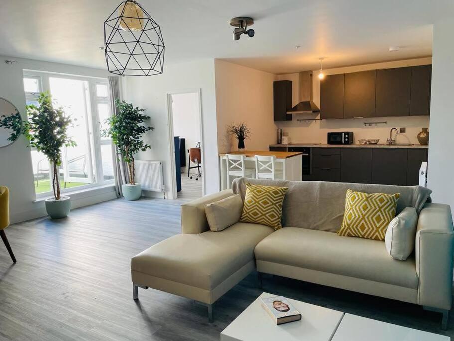 Апартаменты Stunning Huge Openplan 2Bed Flat Уокинг Экстерьер фото